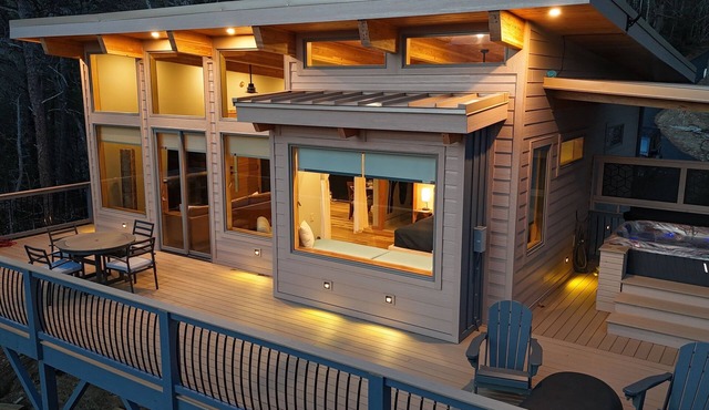 Wild Side : Romantic-Secluded-Luxury Blowing Rock, Hot Tub, NEW