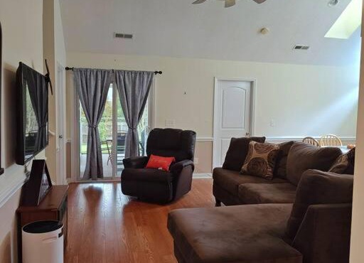 Work Group and Family Friendly! 3 Bedroom House with screened in porch
