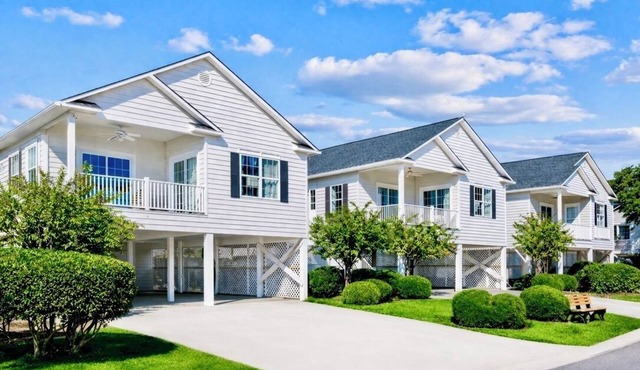Wyndham at The Cottages - 3BR Suite - Sleeps 10 - Resort Pools, & Beach Access in North Myrtle Beach