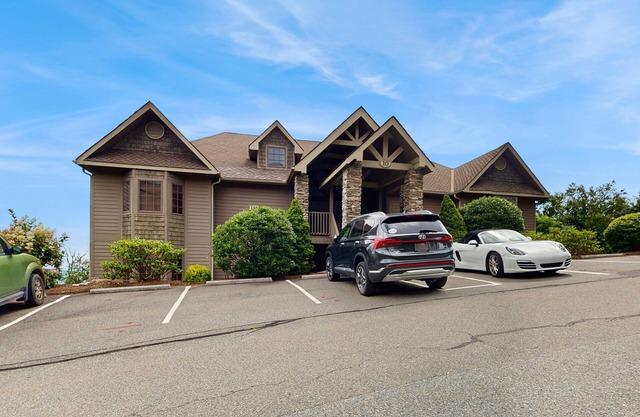 Beautiful & secluded mountain condo w/a full kitchen, furnished deck, & views