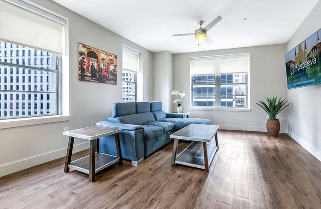 Spacious Modern 1BR Condo in California Building by Hosteeva