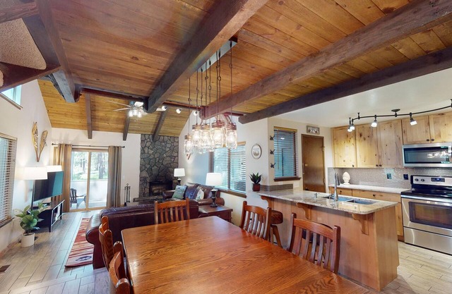Spa-Side Lodge with Access to Exclusive Golf in Sunriver