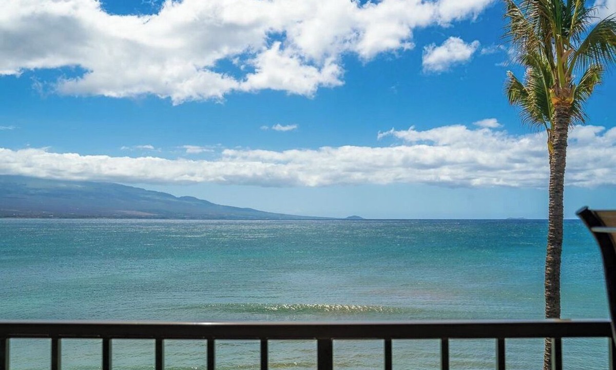 Maalaea Condo | Beachfront ocean View Condo With Unobstructed Ocean Views. 5 star reviews *