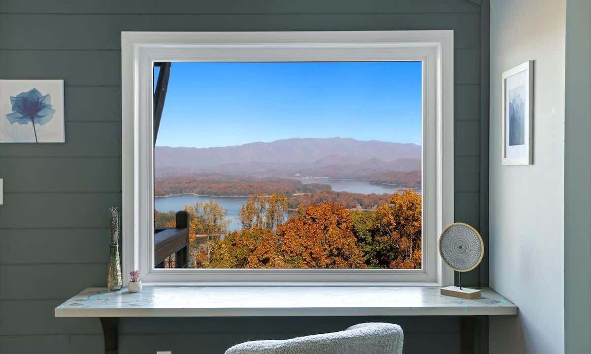 Hiawassee House | Skyline Sanctuary Panoramic View Wellness Stay