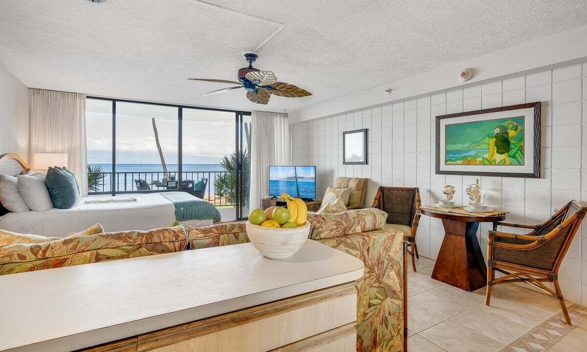Kahana Condo | OceanFront Studio w Pool -Valley Isle 206
