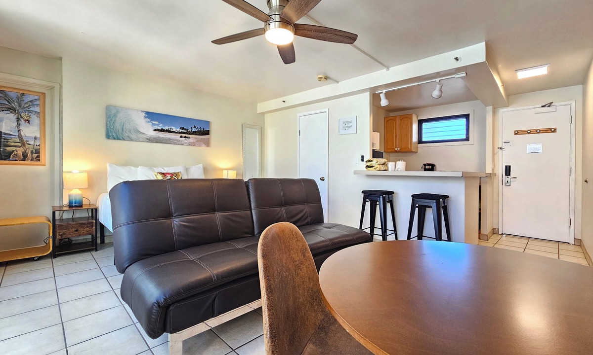 Waikiki Apartment | Suite 422 at the Waikiki Grand Hotel® Queen Bed & SofaBed