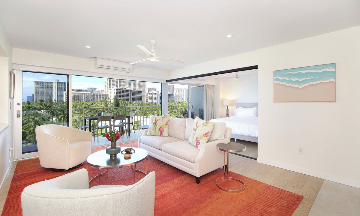 Waikiki Condo | Gorgeous BEACHFRONT Condo with Fabulous Ocean Views! Fully Renovated!