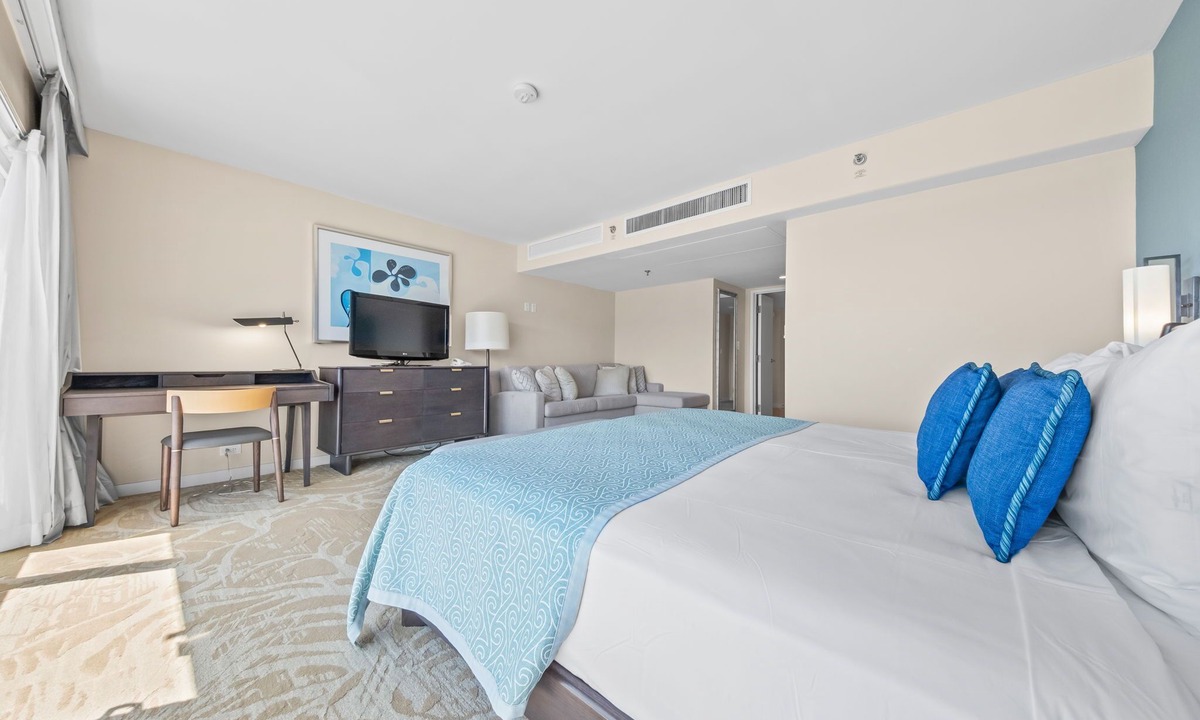 Ala Moana Condo | Refurnished! 33rd Floor RARE Executive Suite 2BR/2.5BA w/Kitchen & Laundry