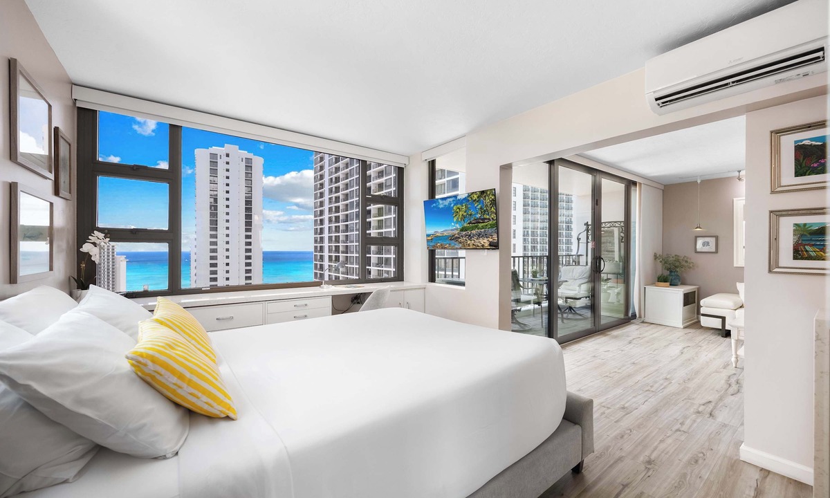 Waikiki Condo | Ocean-view corner suite w/pool & parking