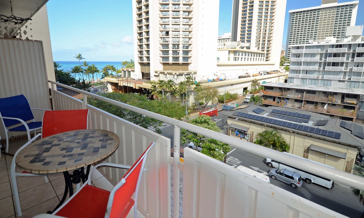 Waikiki Apartment | Sea Shore 75 Steps from Waikiki Beach and Sleeps 1 - 3!