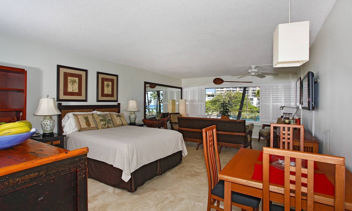 Diamond Head - Kapahulu - St. Louis Condo | Beachfront Diamond Head views, Quiet End of Waikiki with Swimming/Surfing!