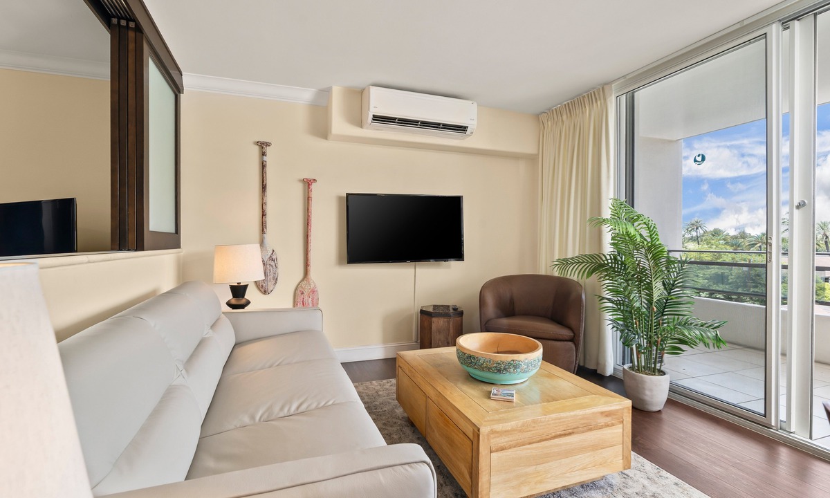 Waikiki Condo | Central Waikiki! Large lanai, close 2 beach! Fireworks! WASHLET! Sleeps 6!