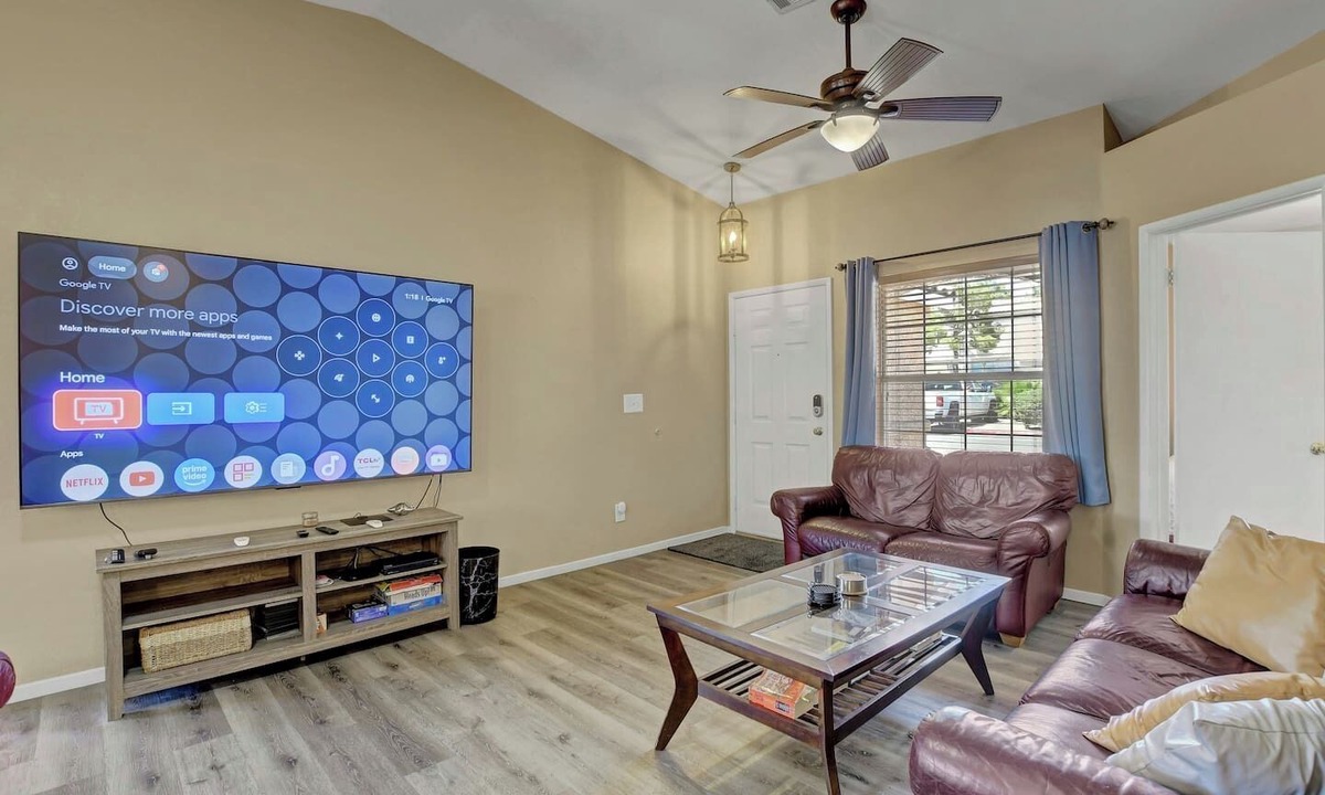 Paradise House | Pet-Friendly 4BR Vegas Vacation Renta| Sleeps 8 | Families, Groups Welcome!