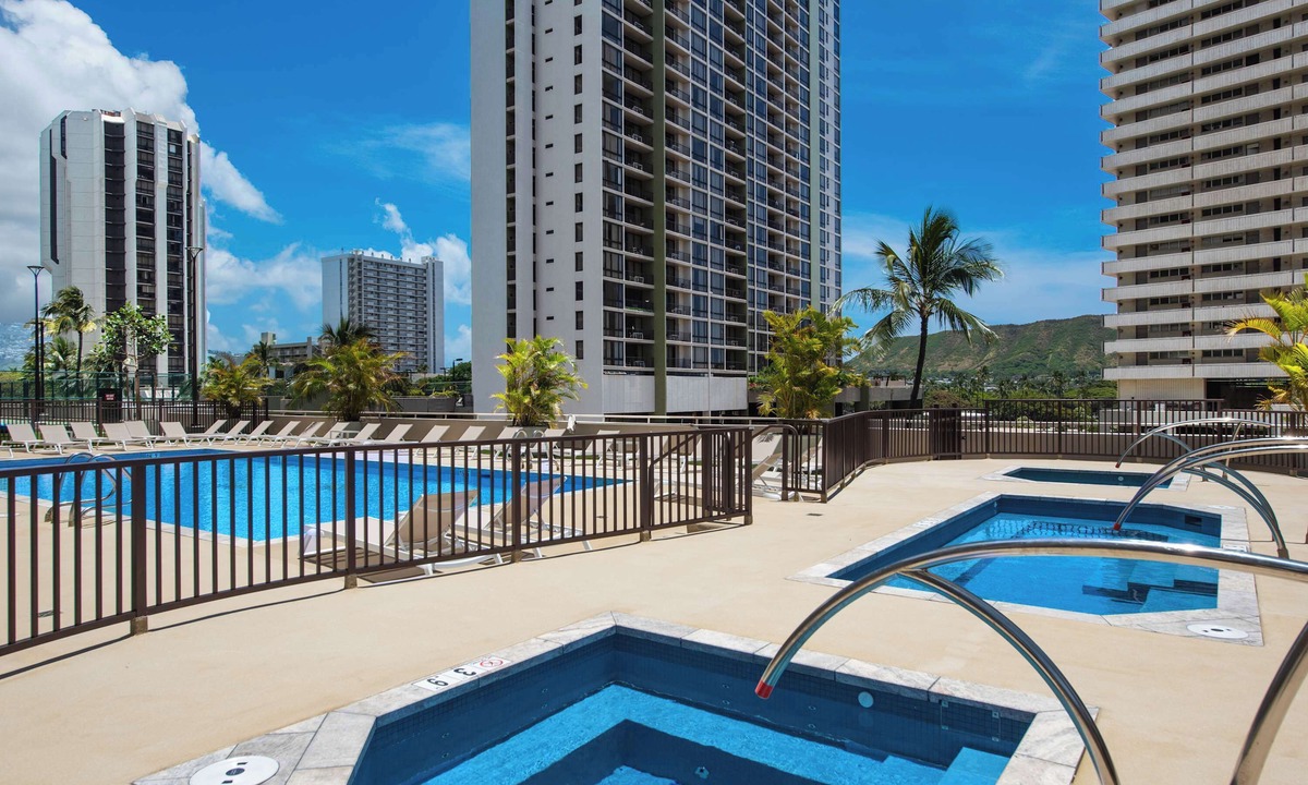 Waikiki Condo | Waikiki escape w/ocean views & beach gear