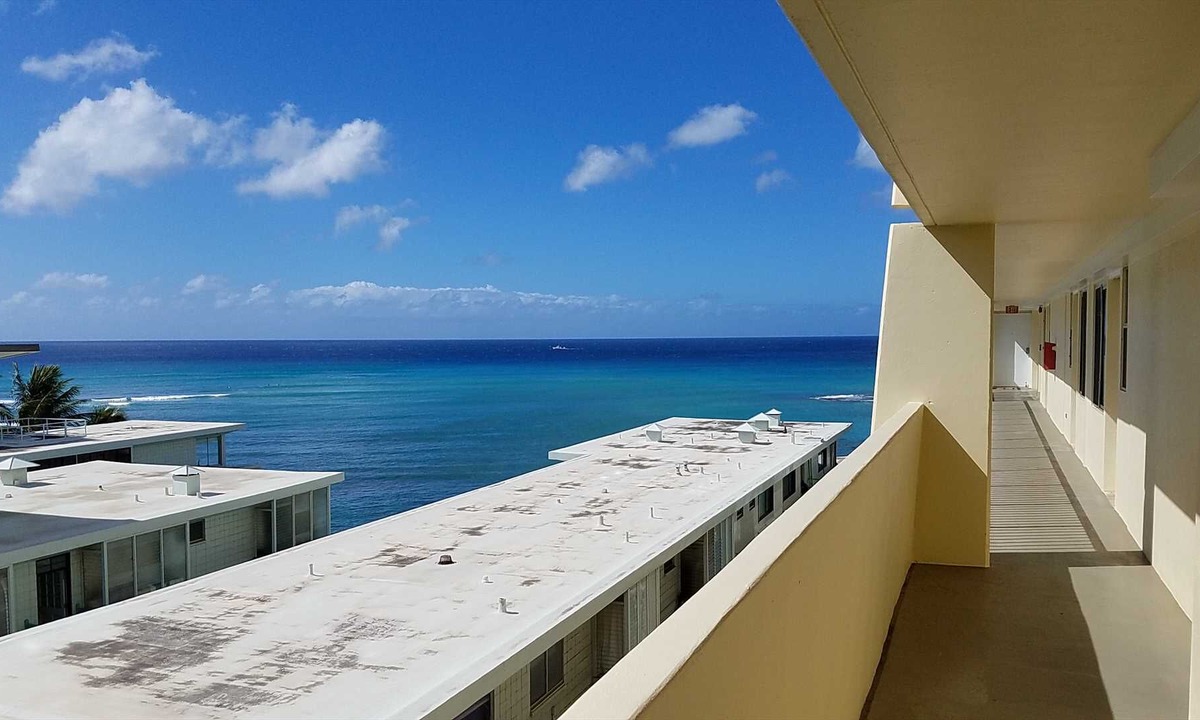 Diamond Head - Kapahulu - St. Louis Apartment | Diamond Head Beach - Large Studio - Queen Bed, Balcony, Ocean View, Ocean Access