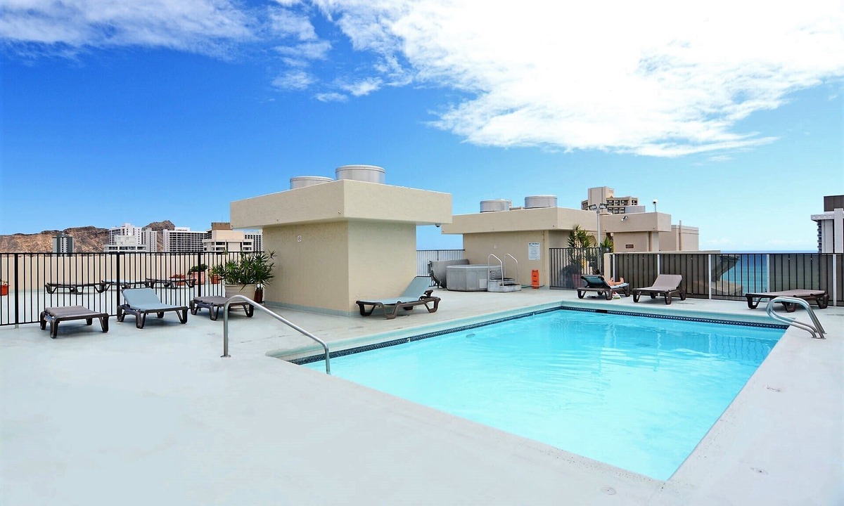 Waikiki Condo | High Floor with Ocean View! Bedroom A/C, W/D, Wi-Fi, Pool, FREE Parking!