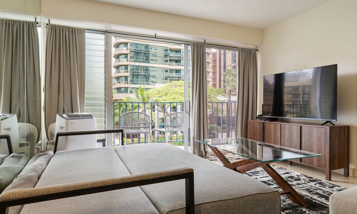 McCully - Moiliili Condo | 2BR/1BA Condo at Royal Aloha in Waikiki! Free PARKING, Free WiFi!