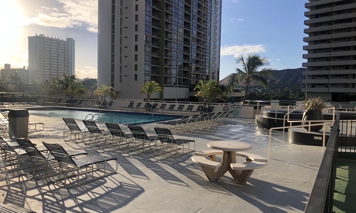 Waikiki Condo | Waikiki Banyan OCEAN VIEW REMODELED - "Ohana Suite" , free parking, lots of amenities!