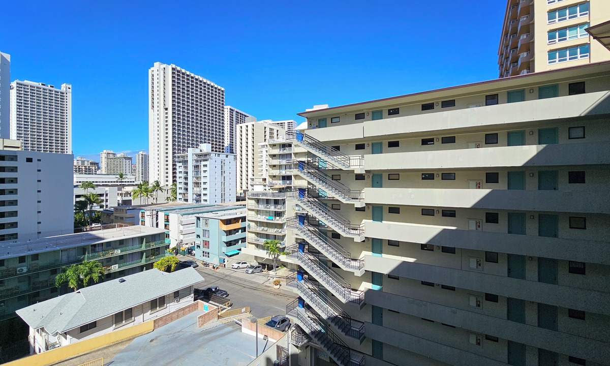 Waikiki Apartment | WG 705 —Cozy Queen-Bed studio steps to Waikiki Beach & Zoo w/AC, Pool, & Kitchen
