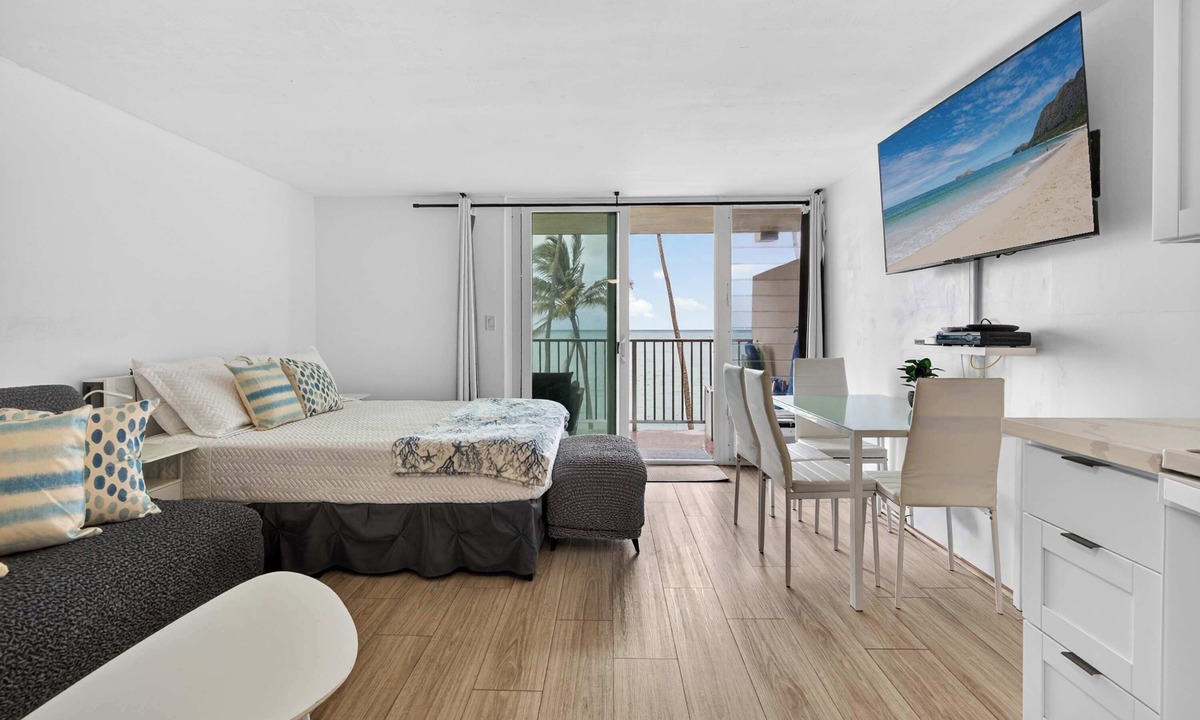 Punaluu Condo | Beachfront Condo with Lanai and View