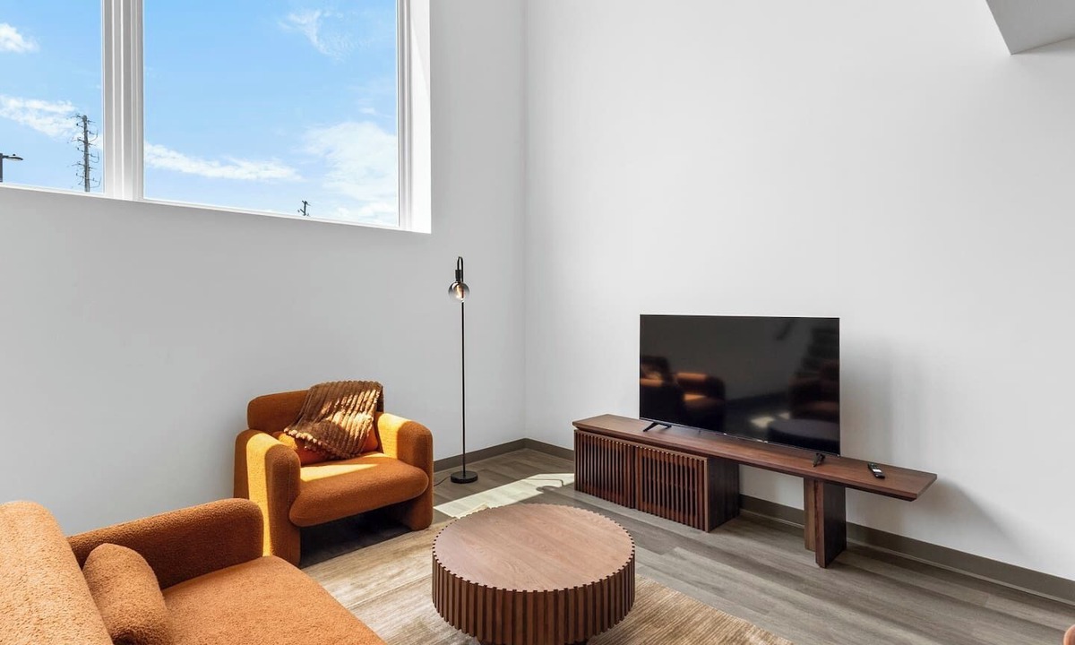University Circle Apartment | Modern 1B1.5B Loft w/Gym + Parking