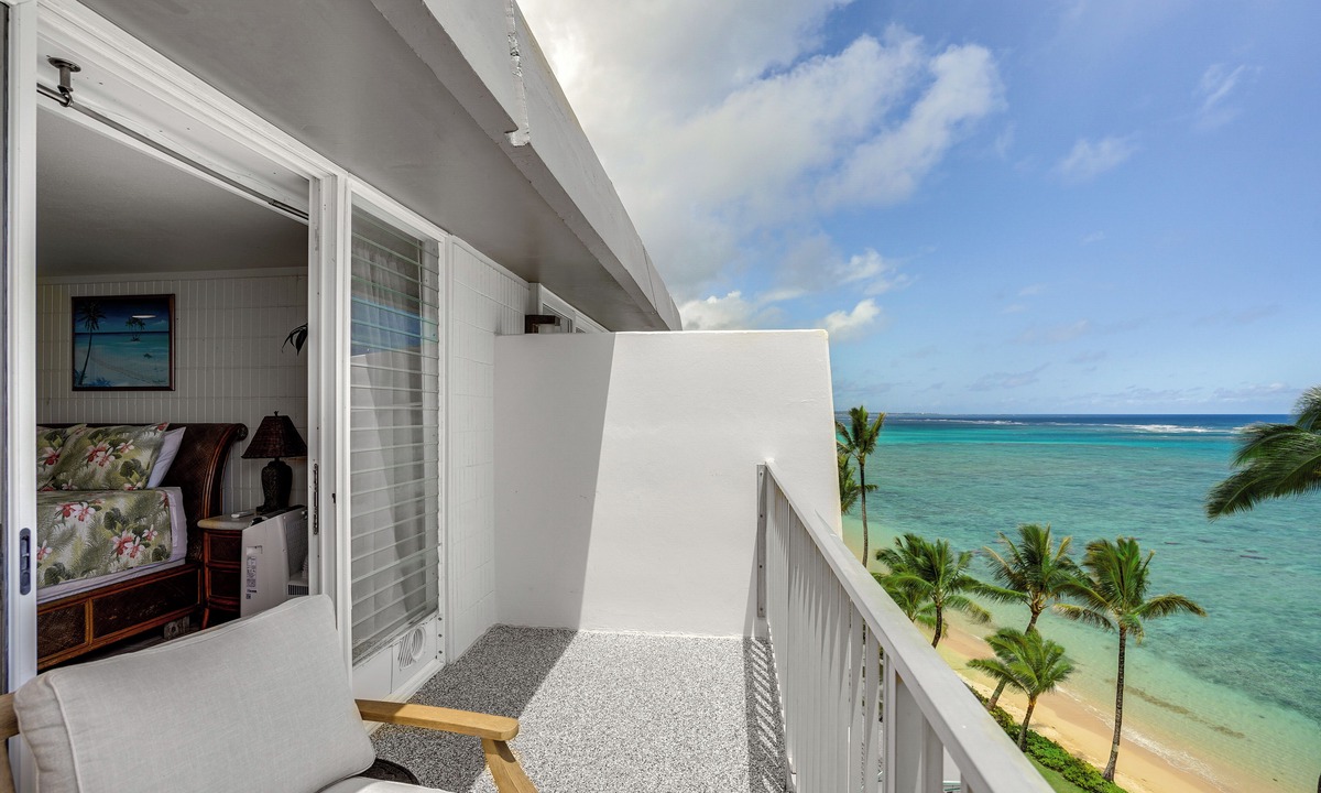 Punaluu Condo | Beachfront Penthouse w/3 Lanais on O’ahu!