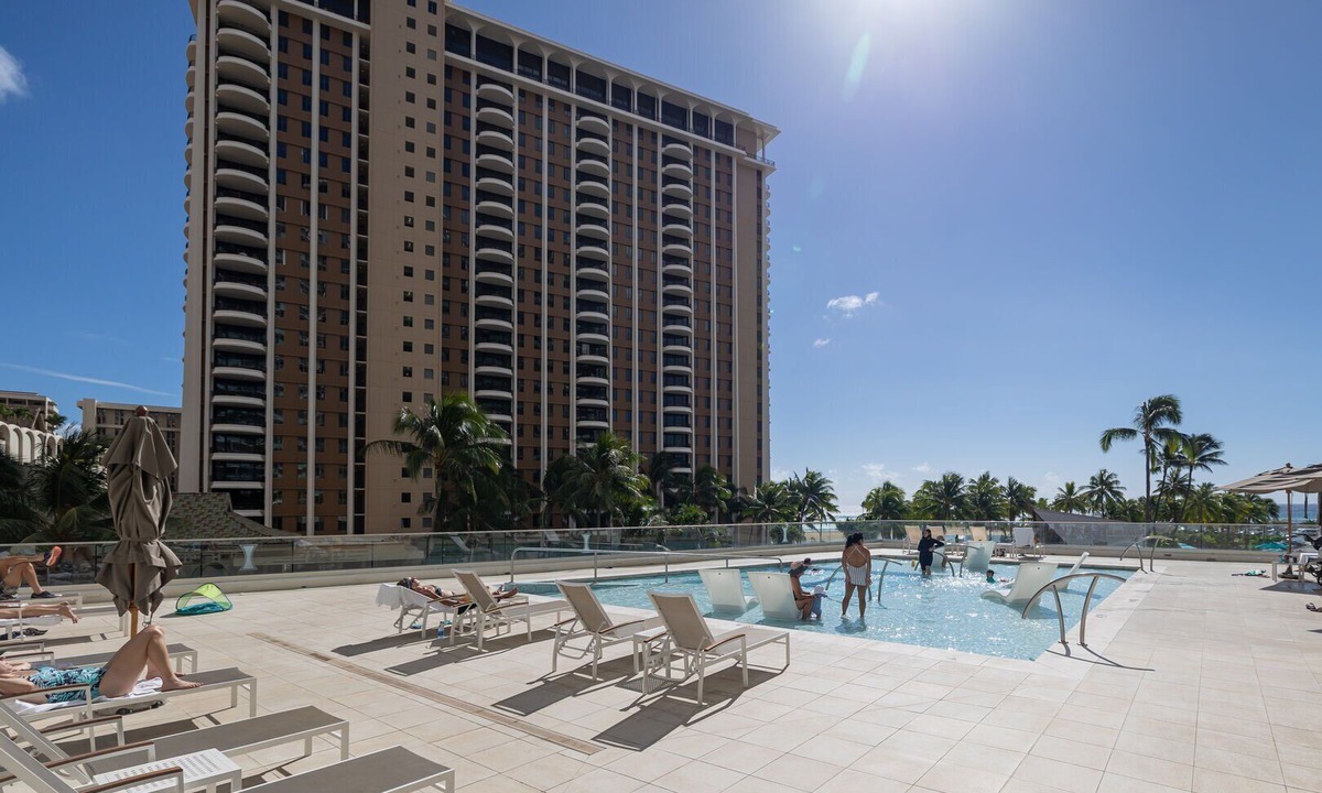 Waikiki Hotel | Spacious 2 Units Retreat at the Ilikai Hotel – Accommodates 10 Guests