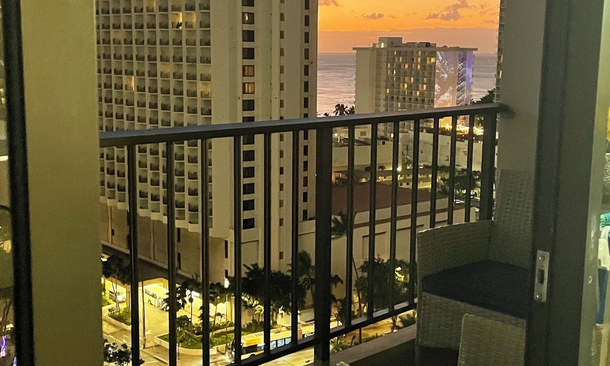 Waikiki Condo | 1Bd Condo Diamond head & Ocean view Free Parking Free Amenities Walk to Beach