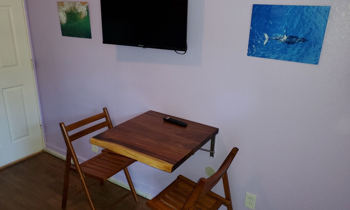 Wailuku Apartment | Budget Downtown Studio-A with European Bunk Beds, AC, WIFI & 4 free Streamers!