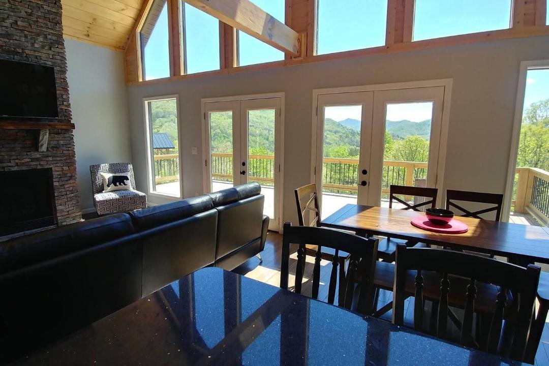 Bryson City House | Peace of Heaven, Modern Chic Cabin, Majestic Mountain Views, Hot Tub, Fire Pit, Outdoor Games, Close to Town