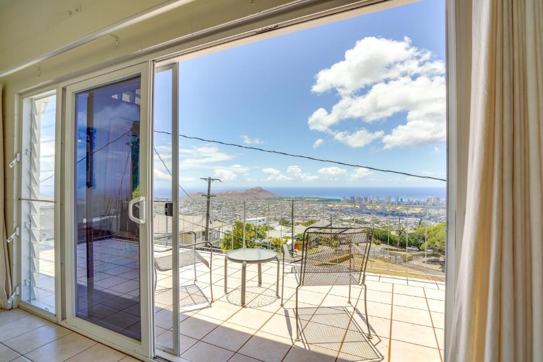 Diamond Head - Kapahulu - St. Louis Apartment | 4 Mi to Beaches: Honolulu Hideaway w/Views!