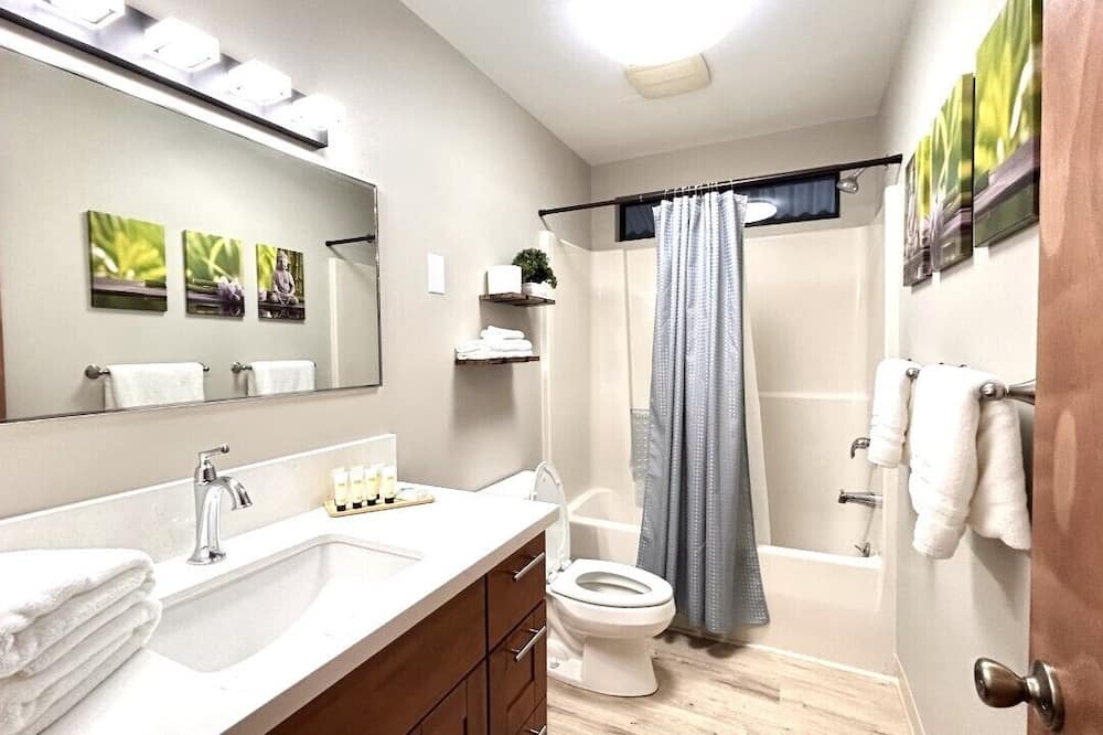 Photo of Bathroom in Kealakekua