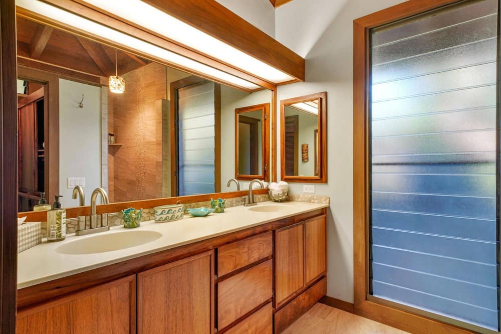 Photo of Bathroom in Kahaluu Bay