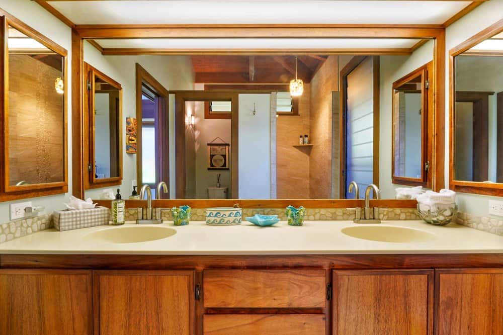 Photo of Bathroom in Kahaluu Bay