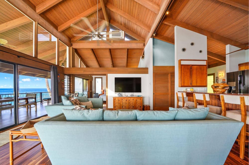 Photo of Livingroom in Kahaluu Bay