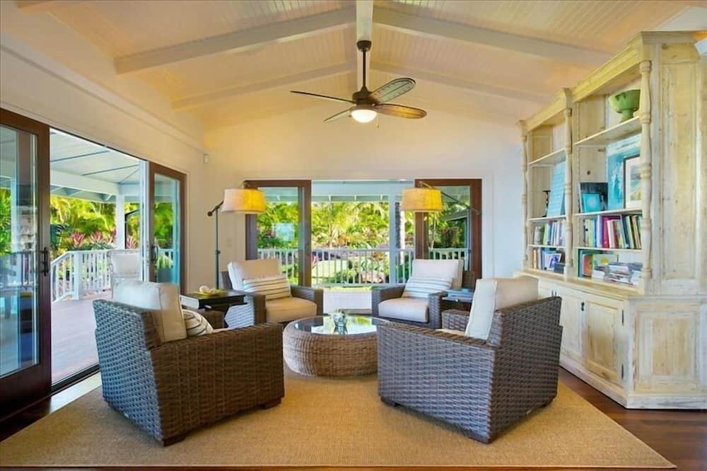 Photo of Livingroom in Kilauea