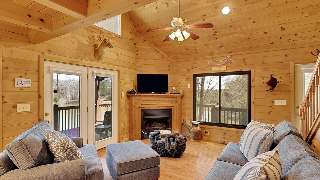 Photo of Livingroom in Laurel Lakes