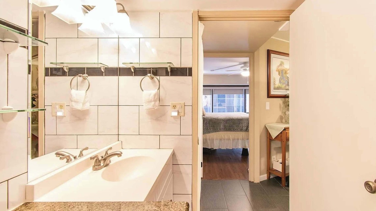 Photo of Bathroom in Downtown Honolulu
