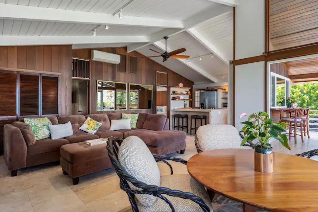 Photo of Livingroom in Kahaluu Bay
