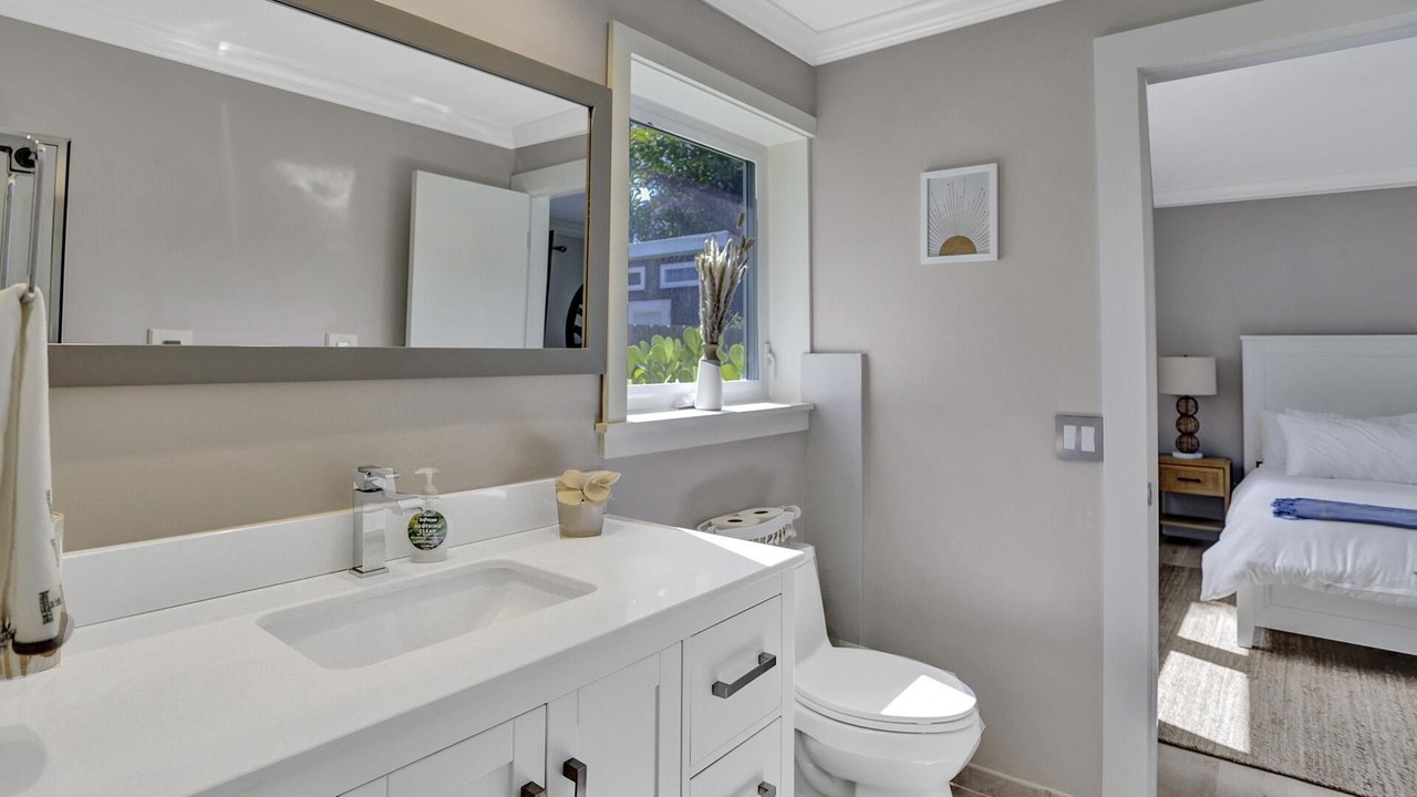 Photo of Bathroom in 17th Street Causeway