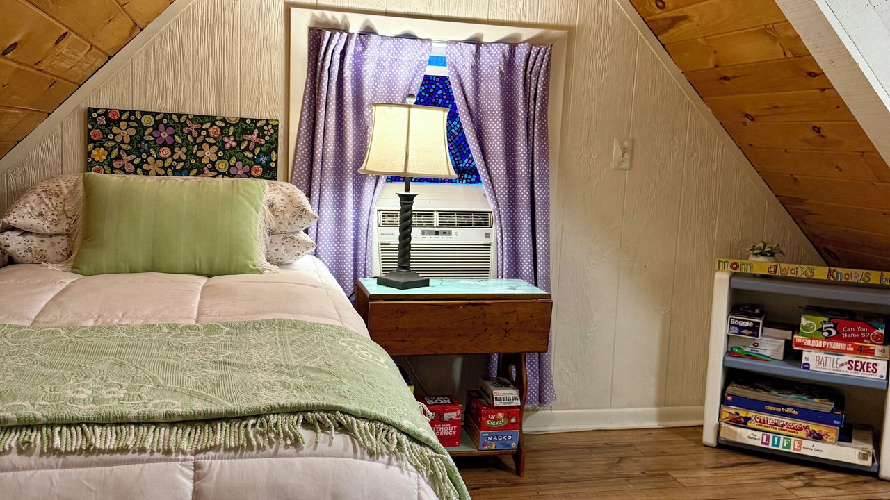 Photo of Bedroom in Roan Mountain