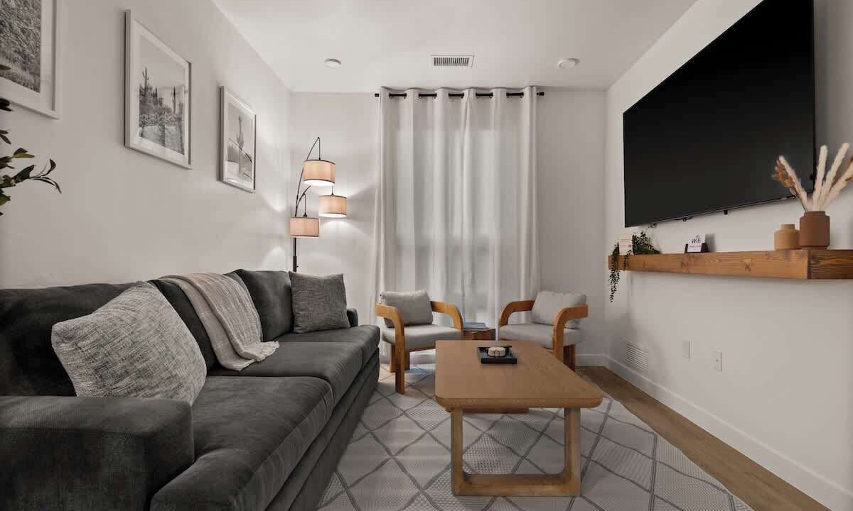 Photo of Livingroom in People's Freeway