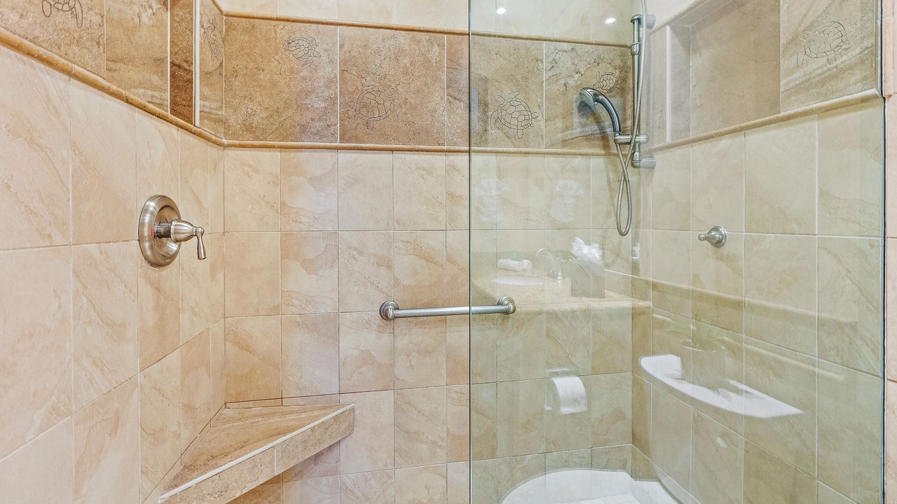 Photo of Bathroom in Historic Lahaina Front Street