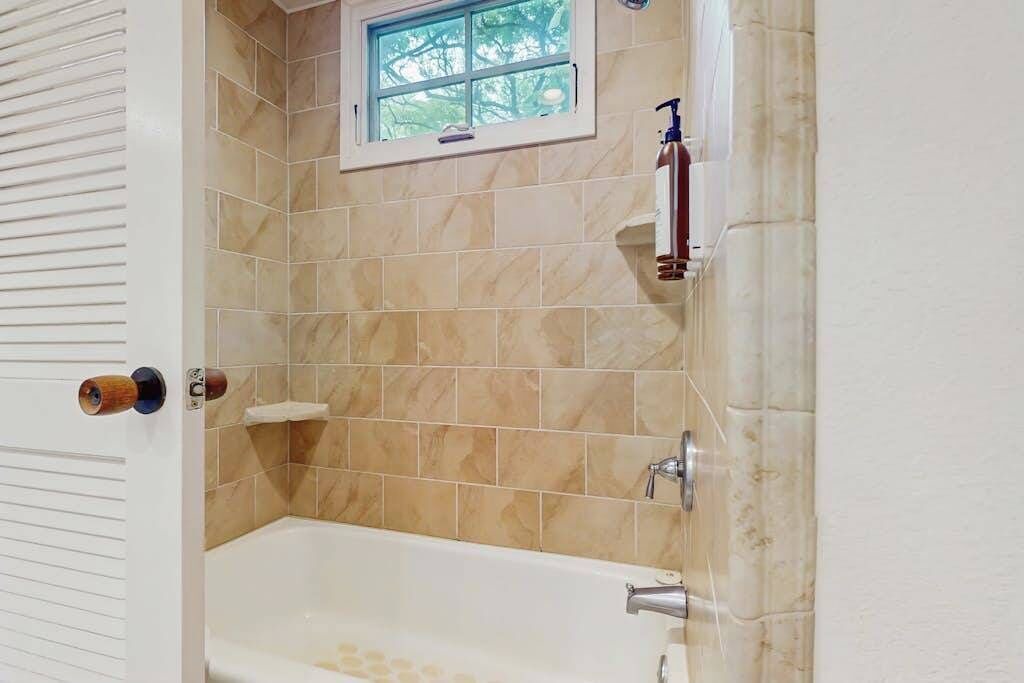 Photo of Bathroom in Maunaloa