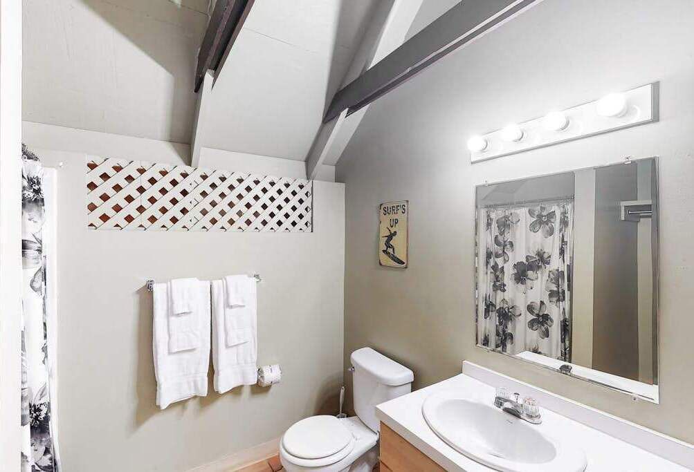 Photo of Bathroom in Maunaloa