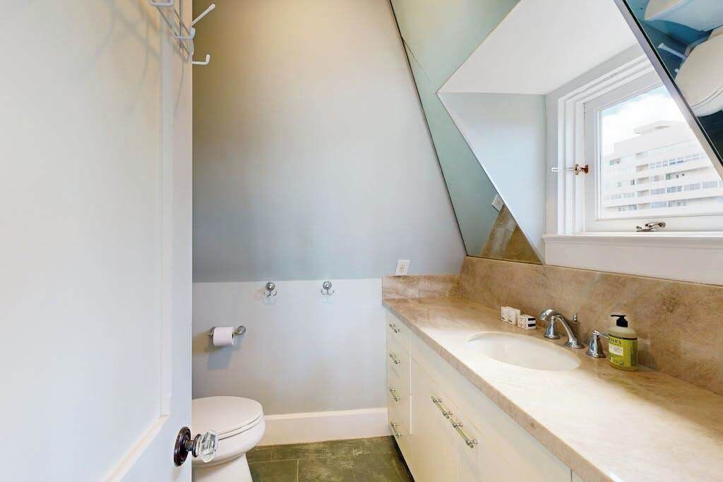Photo of Bathroom in Diamond Head - Kapahulu - St. Louis