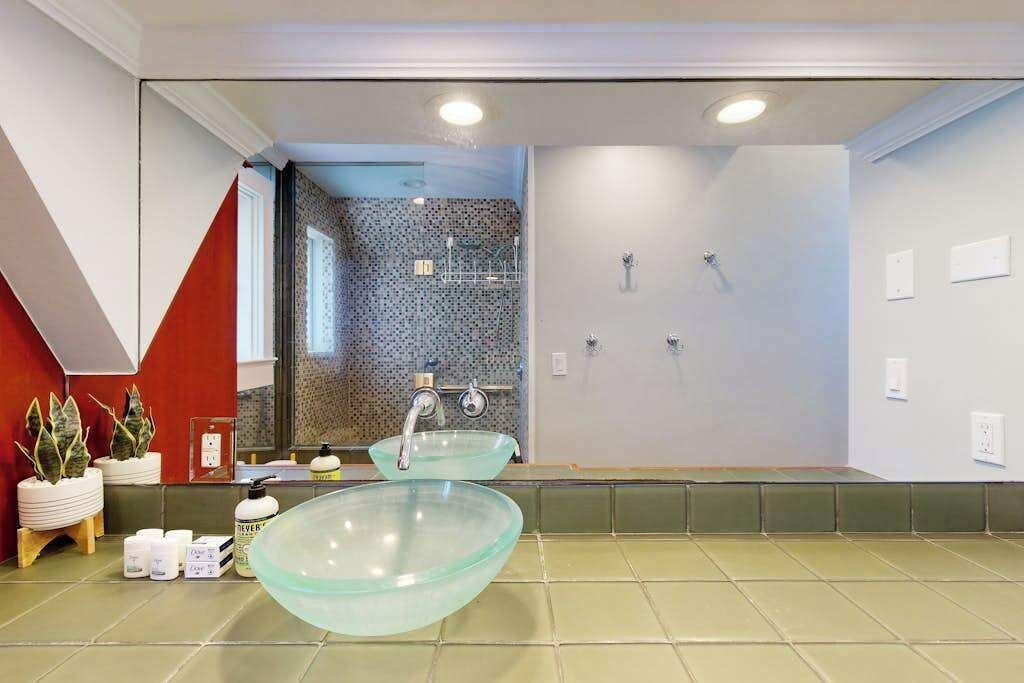 Photo of Bathroom in Diamond Head - Kapahulu - St. Louis