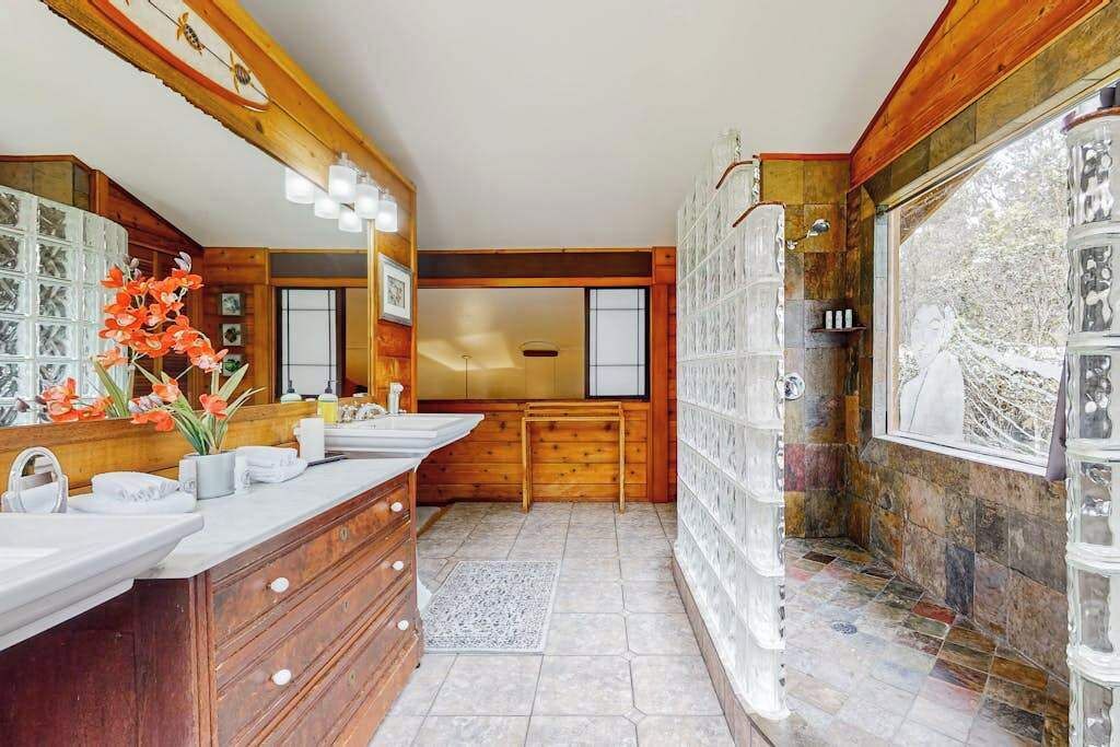 Photo of Bathroom in Volcano