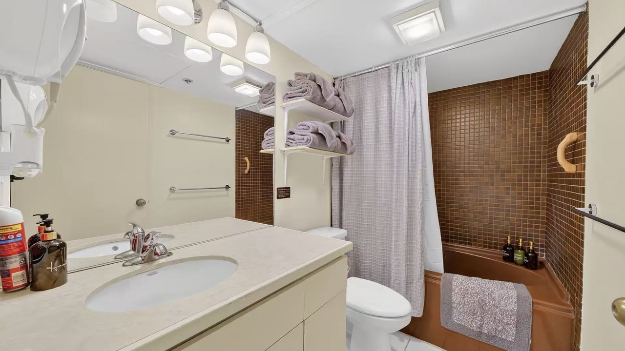 Photo of Bathroom in Downtown Honolulu