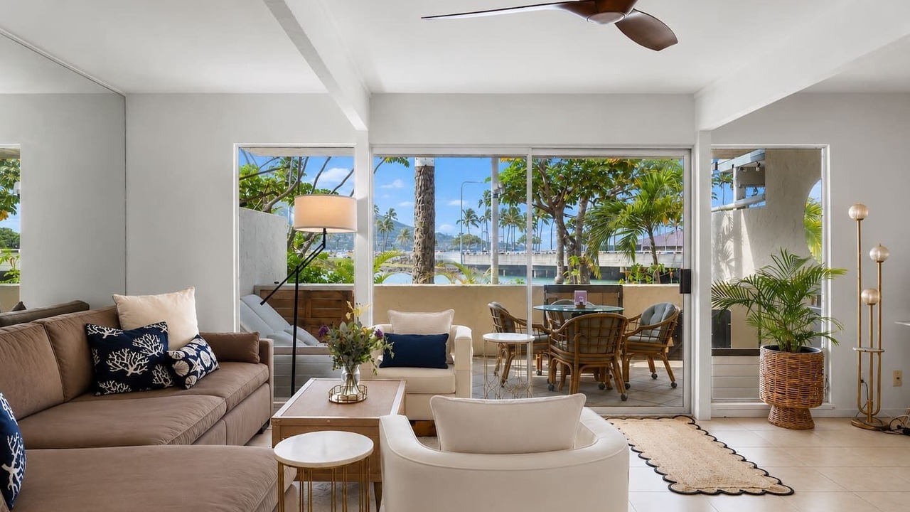 Photo of Livingroom in Portlock